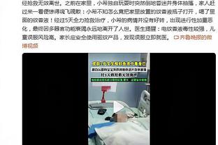 先嗨了再说！赫拉芬贝赫赛后扔掉拐杖，单脚加入庆祝队伍